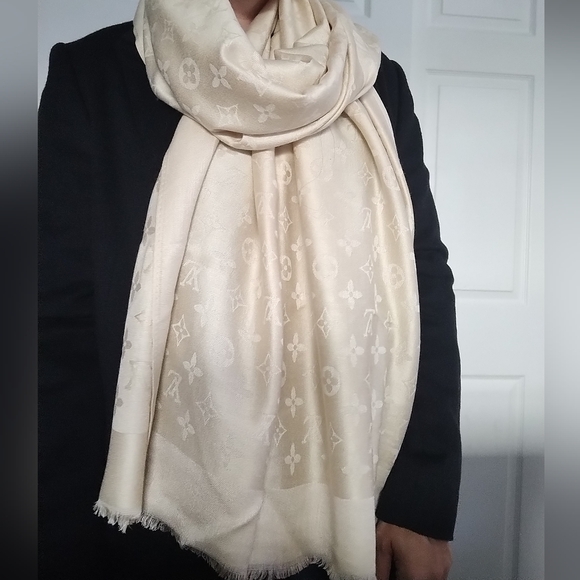 Louis Vuitton Shine Monogram Shall - Picture 11 of 12